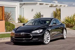 Tesla Model S berlina elettrica - 1