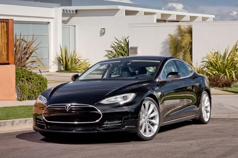 Tesla Model S berlina elettrica - 1