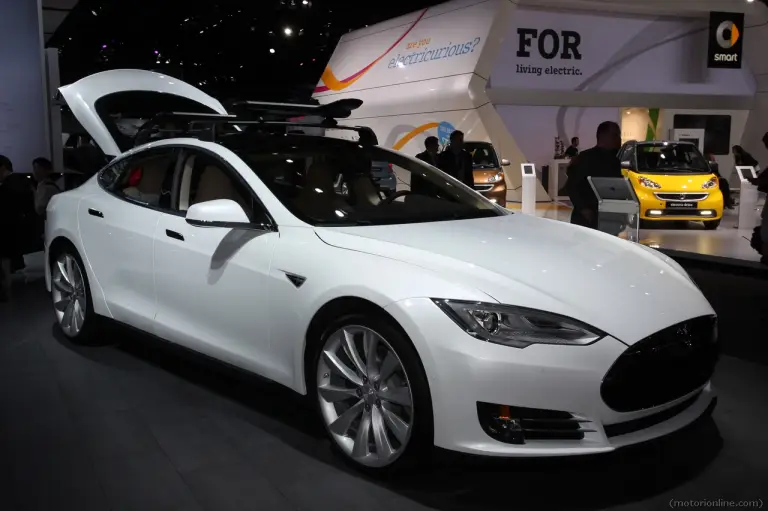 Tesla Model S - Salone di Detroit 2015 - 4