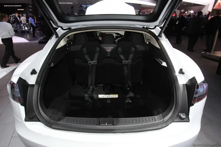 Tesla Model S - Salone di Detroit 2015 - 7