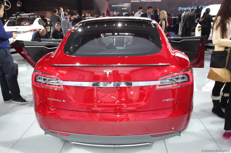 Tesla Model S - Salone di Detroit 2015 - 1