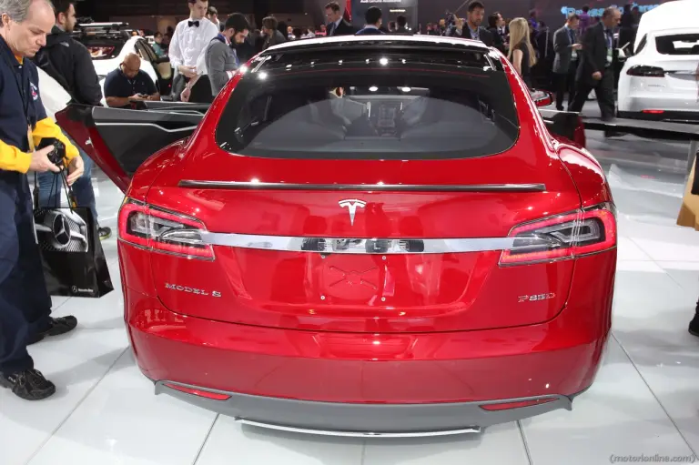 Tesla Model S - Salone di Detroit 2015 - 8