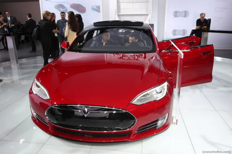 Tesla Model S - Salone di Detroit 2015 - 10