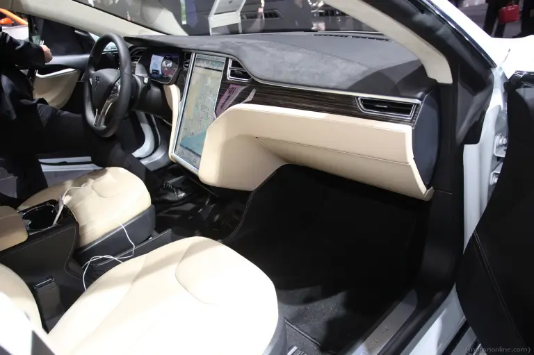 Tesla Model S - Salone di Detroit 2015 - 11