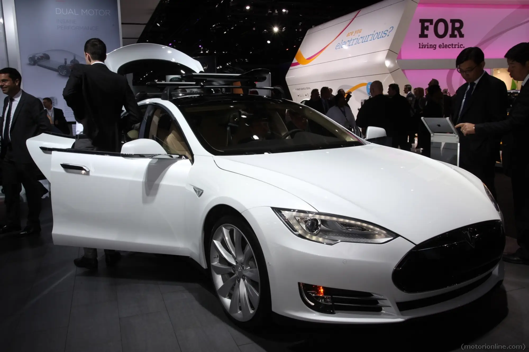 Tesla Model S - Salone di Detroit 2015 - 12