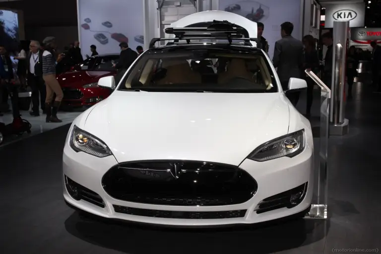 Tesla Model S - Salone di Detroit 2015 - 13