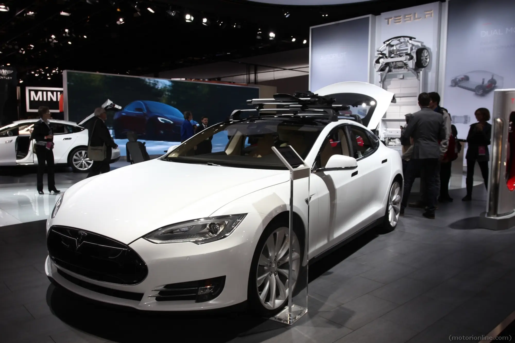 Tesla Model S - Salone di Detroit 2015 - 14