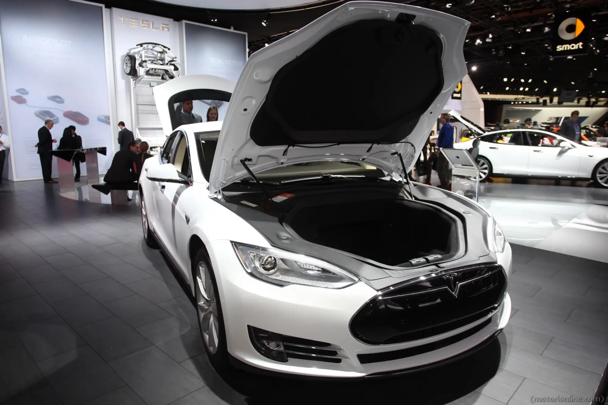 Tesla Model S - Salone di Detroit 2015 - 15