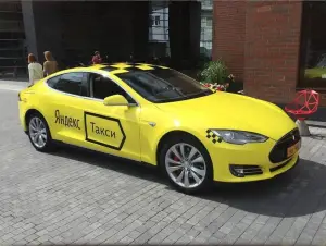 Tesla Model S Yandex Taxi - 1