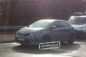 Toyota Auris 2013 foto spia marzo 2012