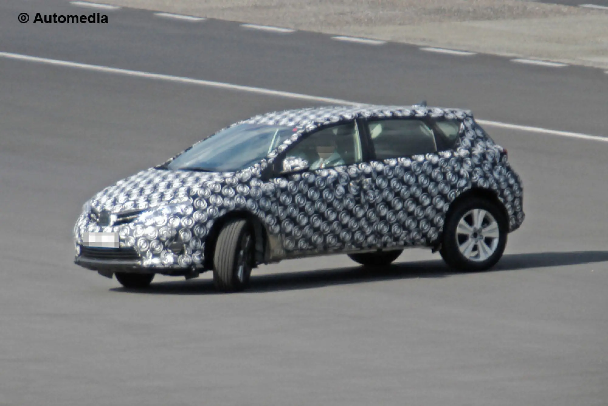 Toyota Auris crossover - Foto spia 02-07-2014 - 3