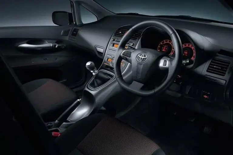 Toyota Auris Facelift 2009 - 11