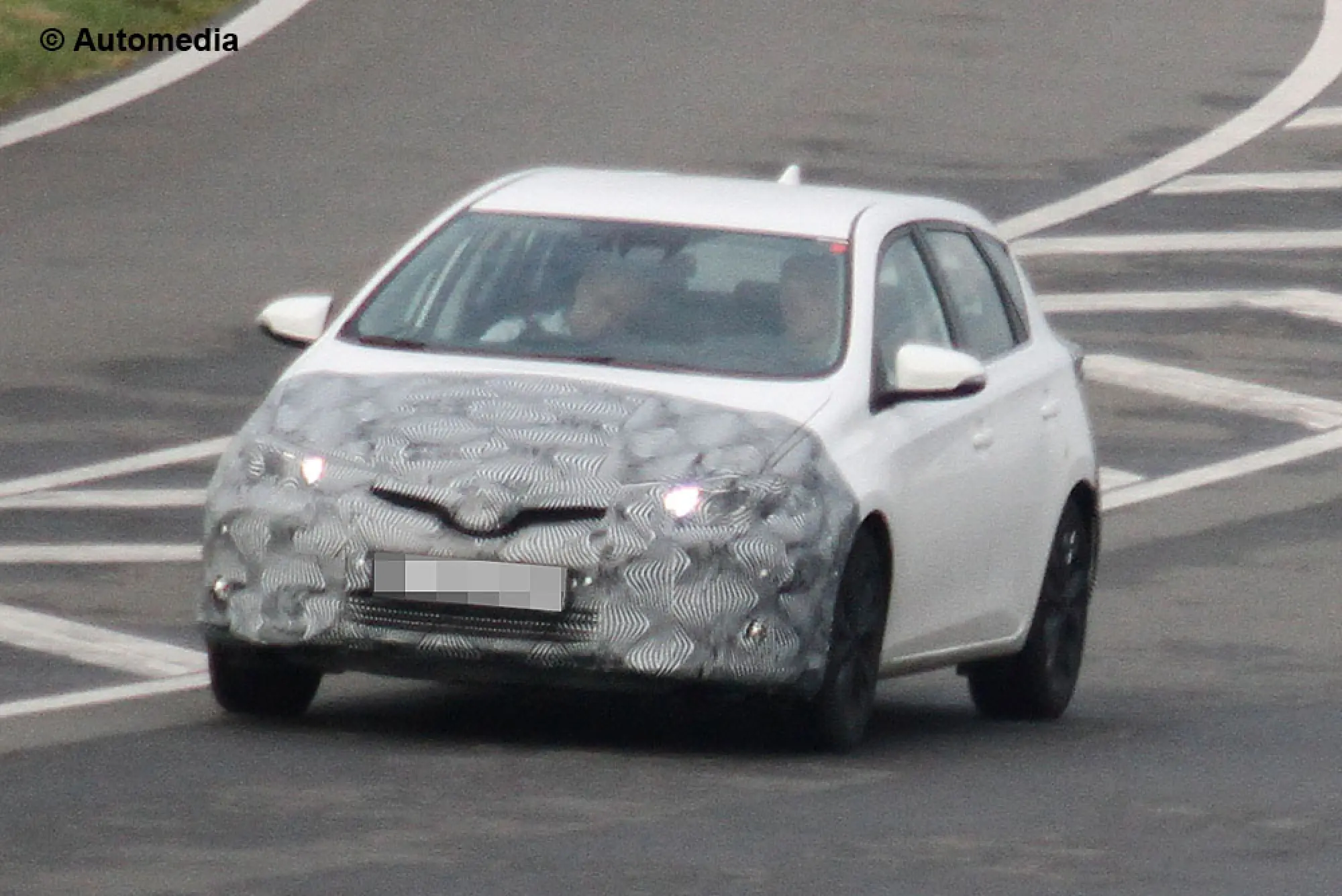 Toyota Auris Facelift (foto spia - novembre 2014) - 2