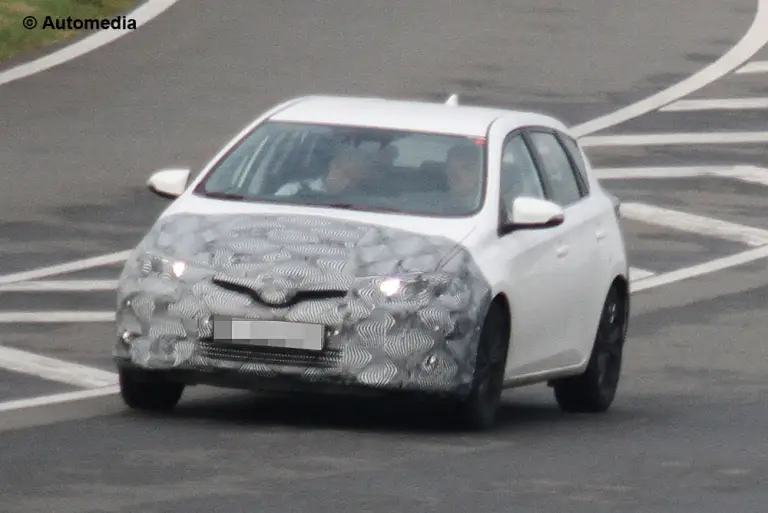 Toyota Auris Facelift (foto spia - novembre 2014) - 2