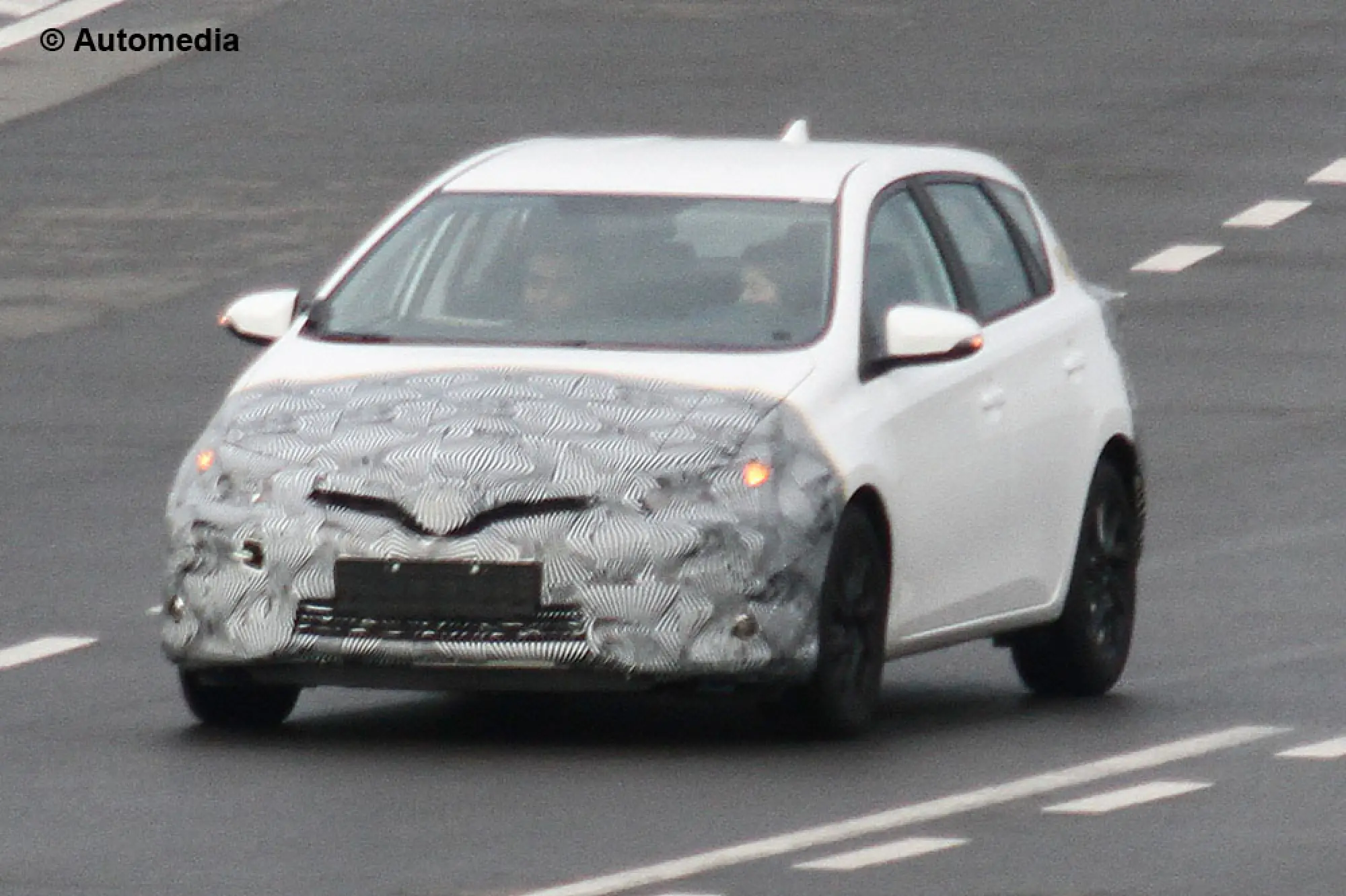 Toyota Auris Facelift (foto spia - novembre 2014) - 1