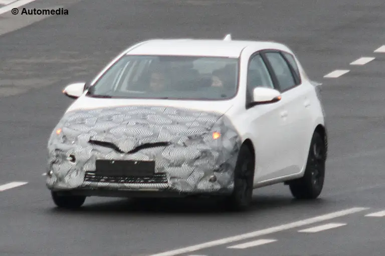 Toyota Auris Facelift (foto spia - novembre 2014) - 1