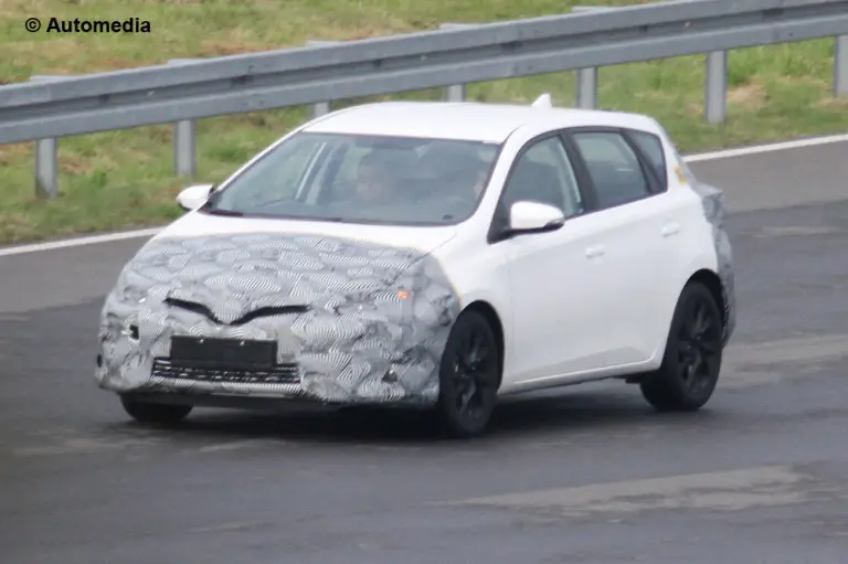 Toyota Auris Facelift (foto spia - novembre 2014) - 3