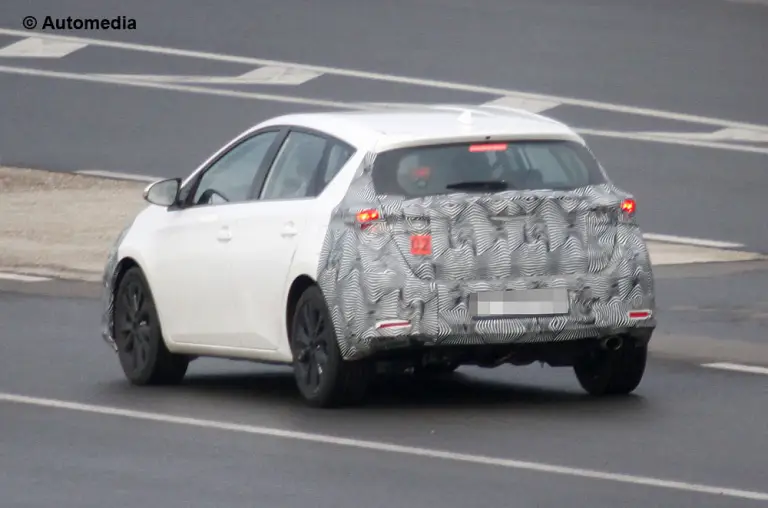 Toyota Auris Facelift (foto spia - novembre 2014) - 4