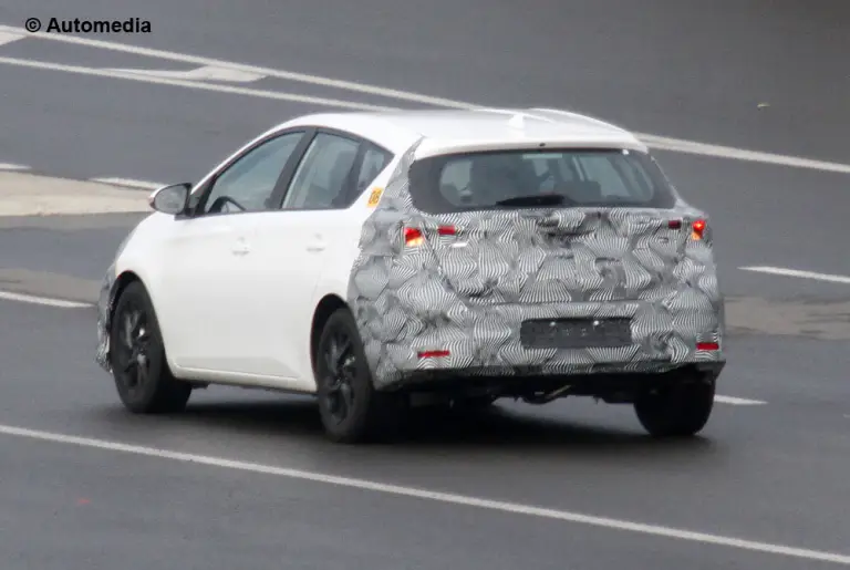 Toyota Auris Facelift (foto spia - novembre 2014) - 5