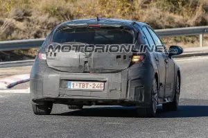 Toyota Auris foto spia 13 dicembre 2017 - 7