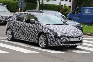 Toyota Auris: foto spia 29 giugno 2016