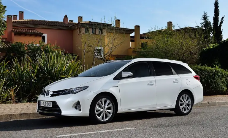 Toyota Auris Touring Sports MY 2013 - 11