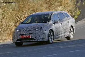 Toyota Avensis 2016 - foto spia (agosto 2014)