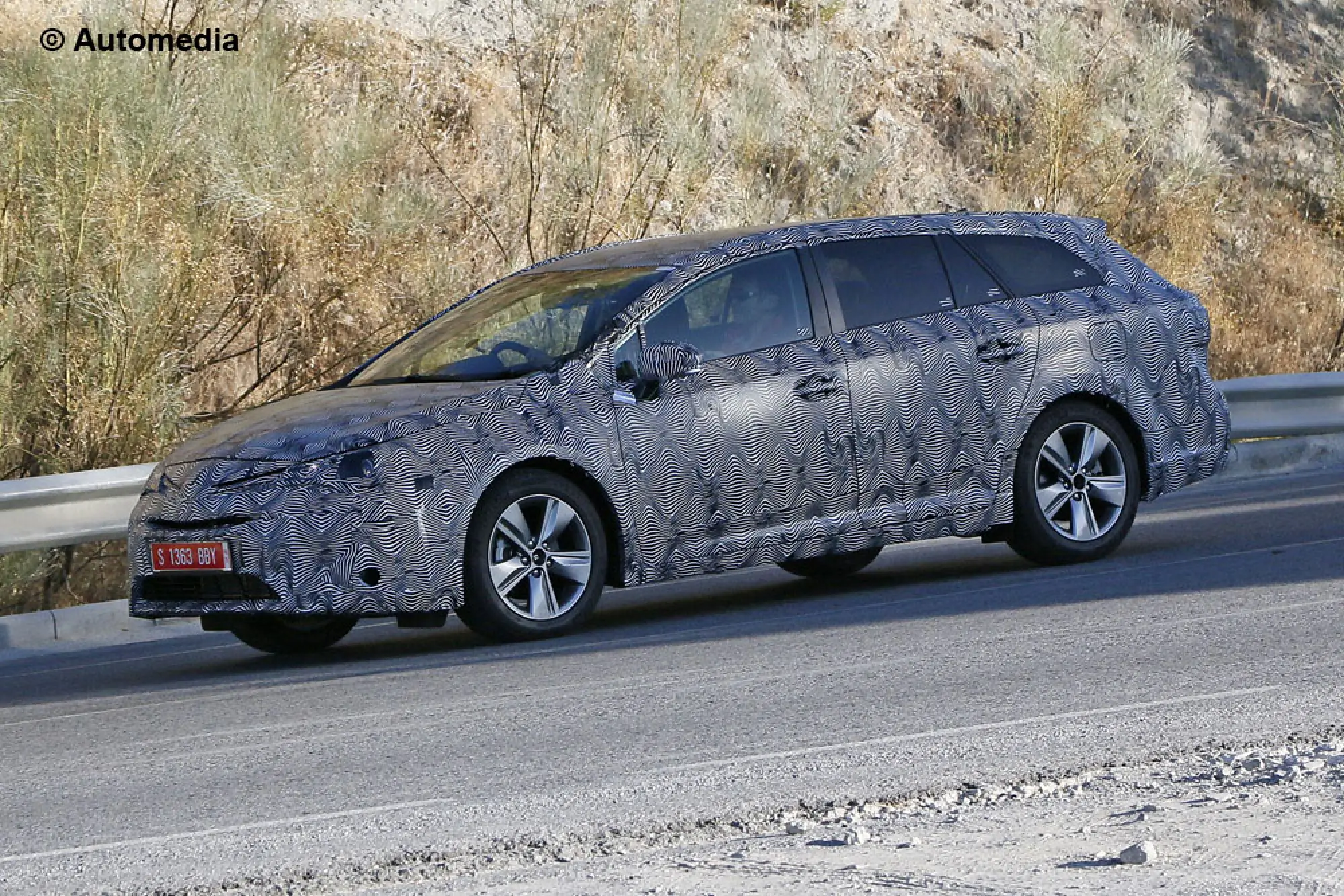 Toyota Avensis 2016 - foto spia (agosto 2014) - 3