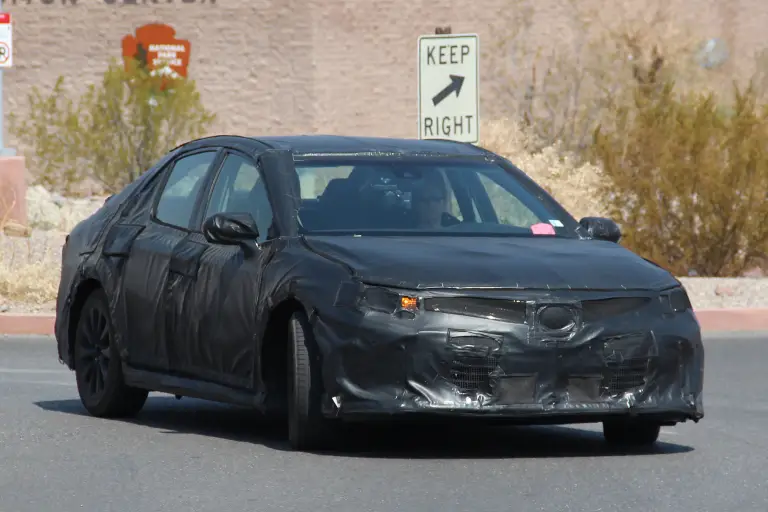 Toyota Camry foto spia 9 settembre 2016 - 3