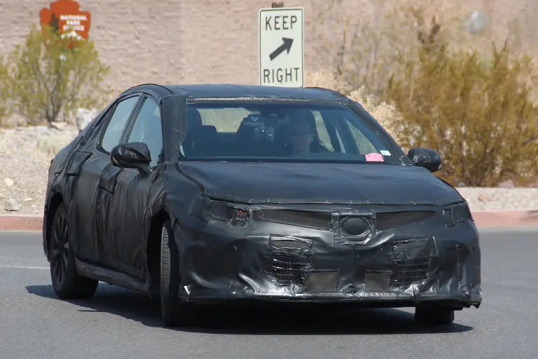 Toyota Camry foto spia 9 settembre 2016 - 4