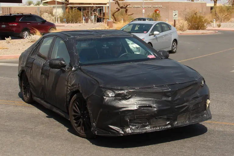 Toyota Camry foto spia 9 settembre 2016 - 10