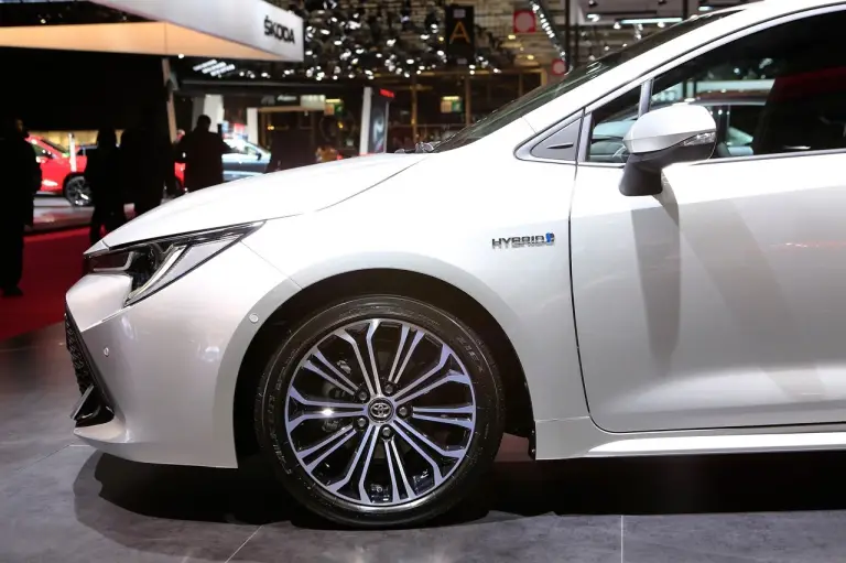 Toyota Corolla Touring Sports - Salone di Parigi 2018 - 15