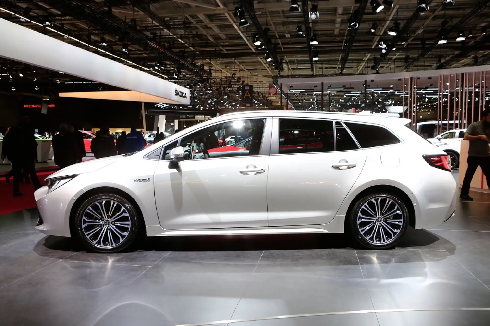 Toyota Corolla Touring Sports - Salone di Parigi 2018 - 16