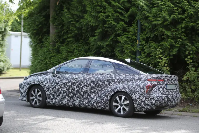 Toyota FCV 2015 - foto spia - 6