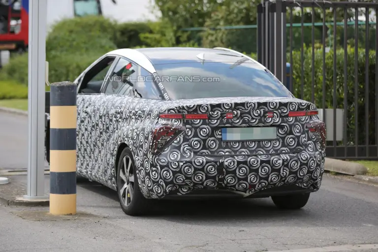 Toyota FCV 2015 - foto spia - 7