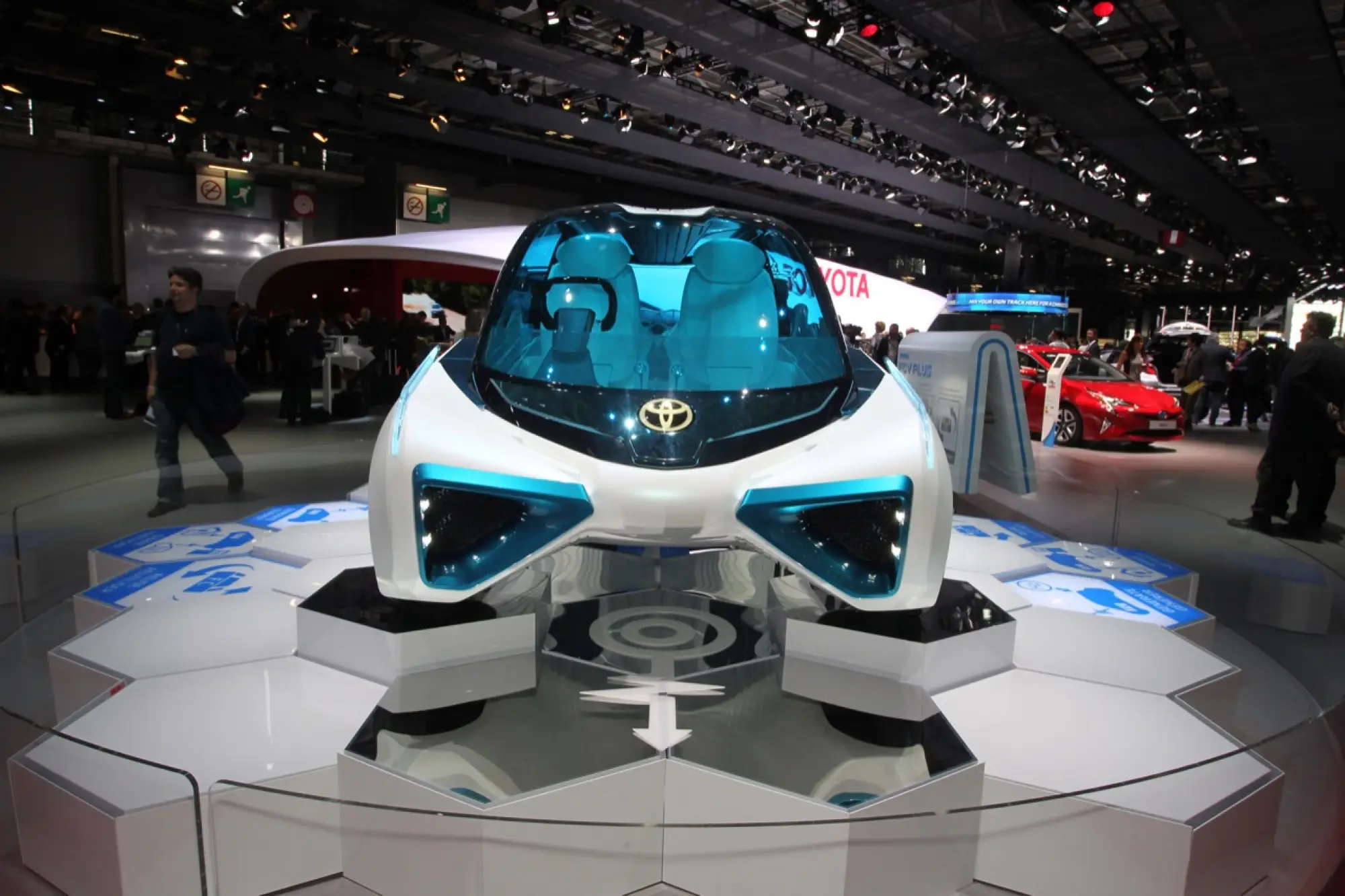 Toyota FCV Plus - Salone di Parigi 2016 - 2