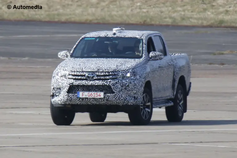 Toyota Hilux 2016 - Foto spia 22-04-2015 - 1