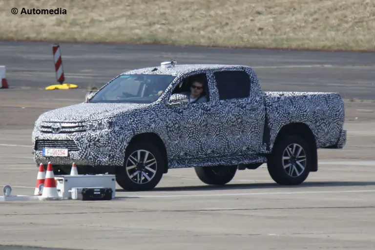 Toyota Hilux 2016 - Foto spia 22-04-2015 - 2