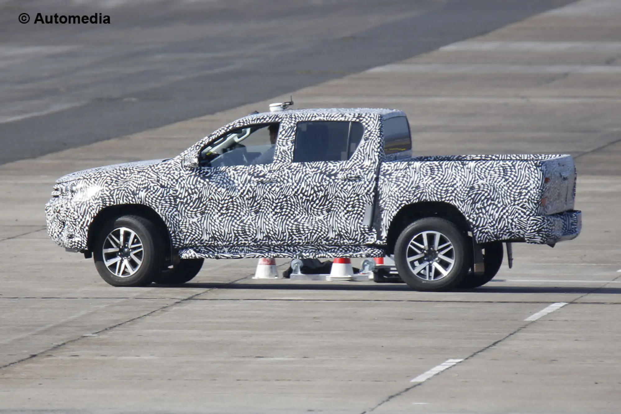 Toyota Hilux 2016 - Foto spia 22-04-2015 - 3