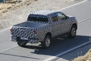 Toyota Hilux - foto spia (settembre 2014) - 8