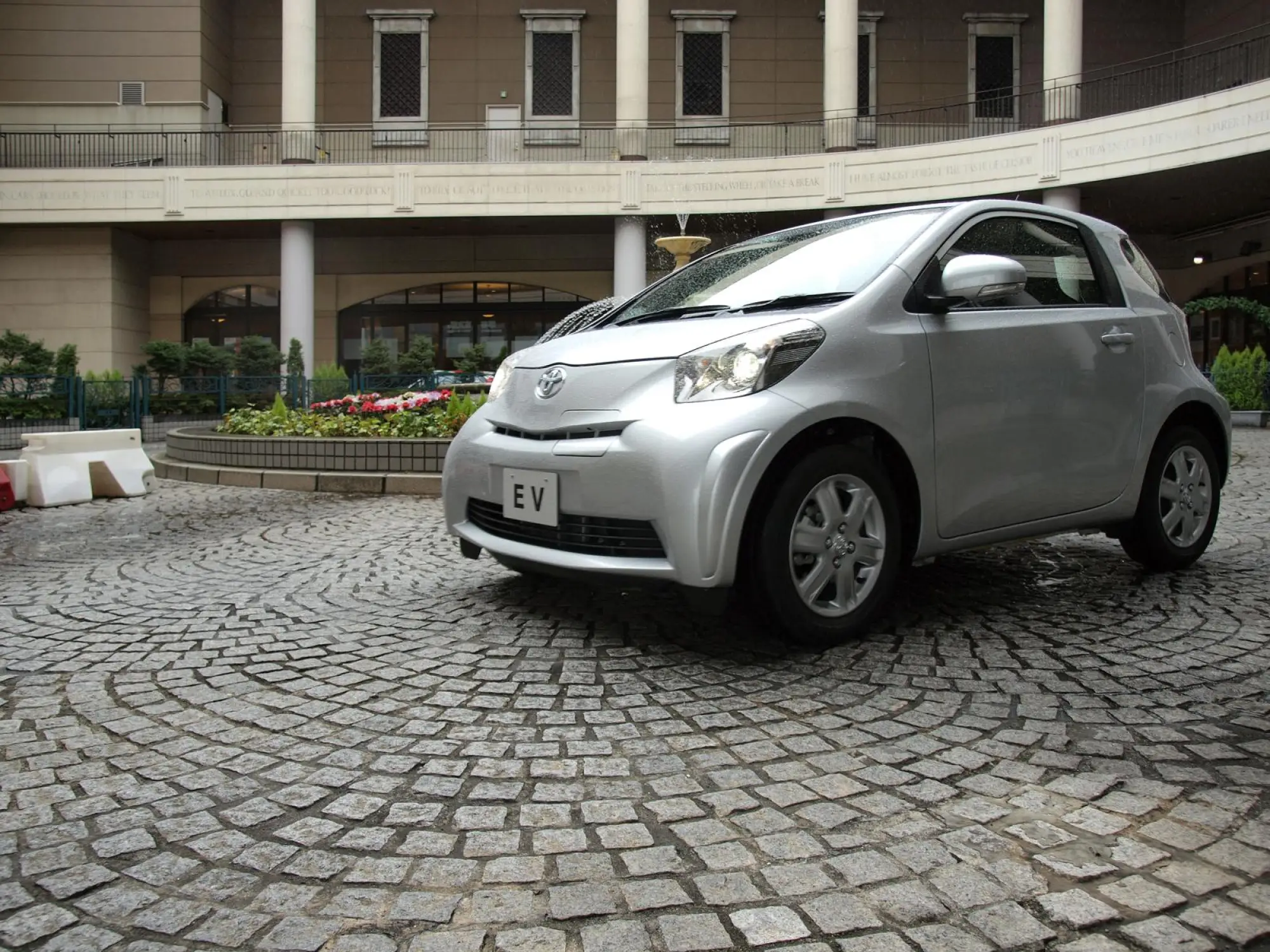 Toyota iQ EV - 1