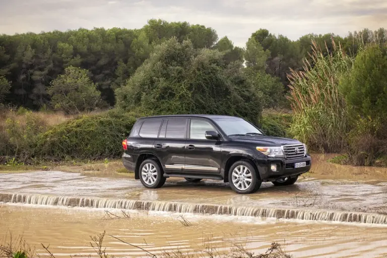 Toyota Land Cruiser V8 - 8