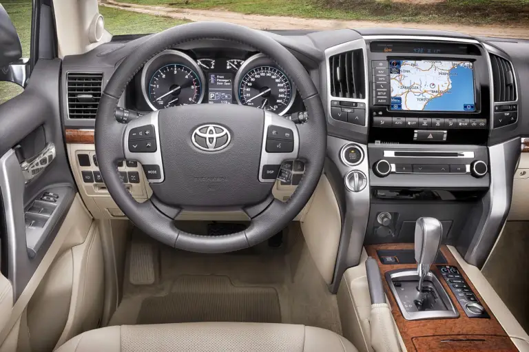 Toyota Land Cruiser V8 - 1