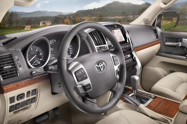 Toyota Land Cruiser V8 - 13