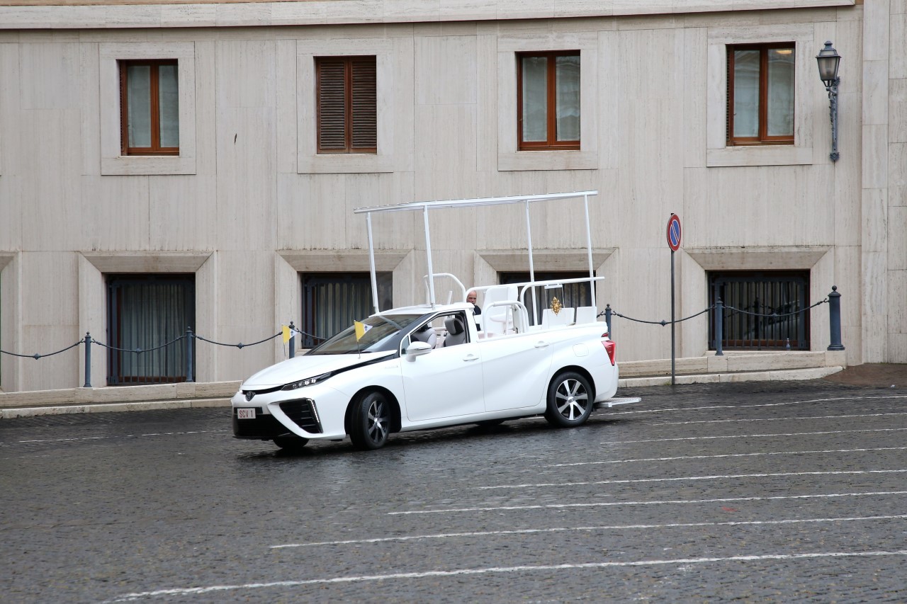 Toyota Mirai - Papa Francesco