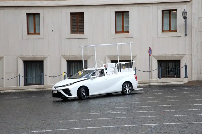Toyota Mirai - Papa Francesco - 1