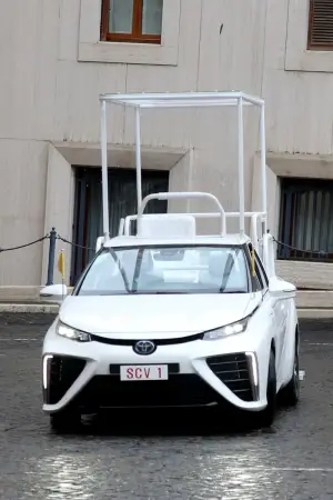 Toyota Mirai - Papa Francesco - 2