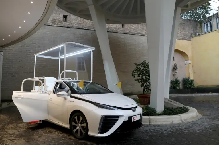 Toyota Mirai - Papa Francesco - 5