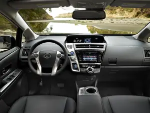Toyota Prius v 2015 - 8