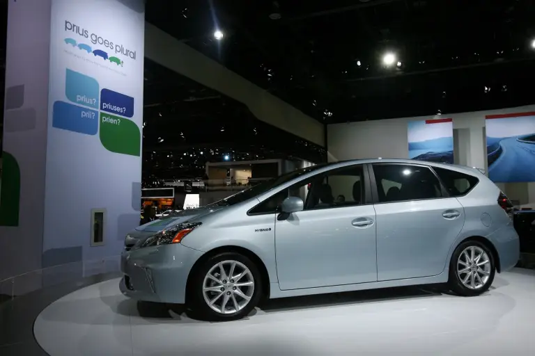 Toyota Prius V - Detroit 2011 - 1